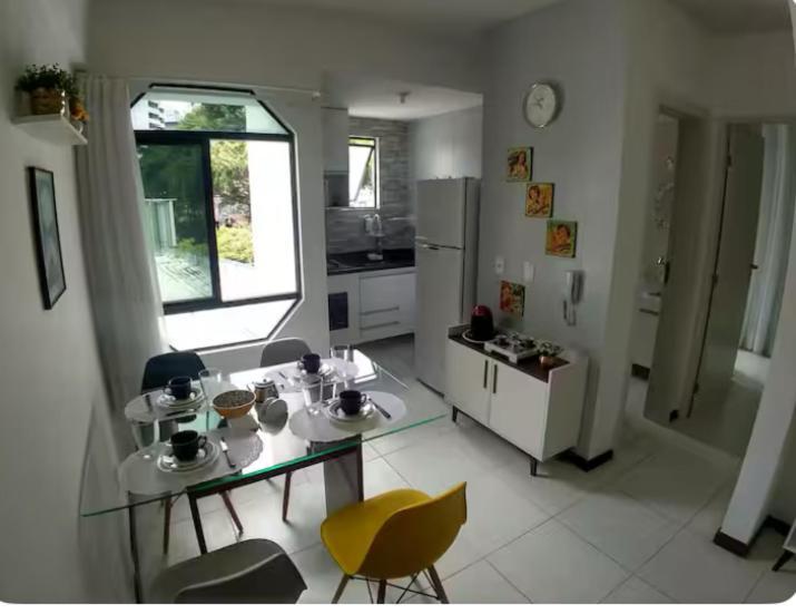 Sala Excelente Localizacao Rua Arborizada Paralela As Praias De Ondina E Barra Com Wifi E Garagem Propria Apartamento