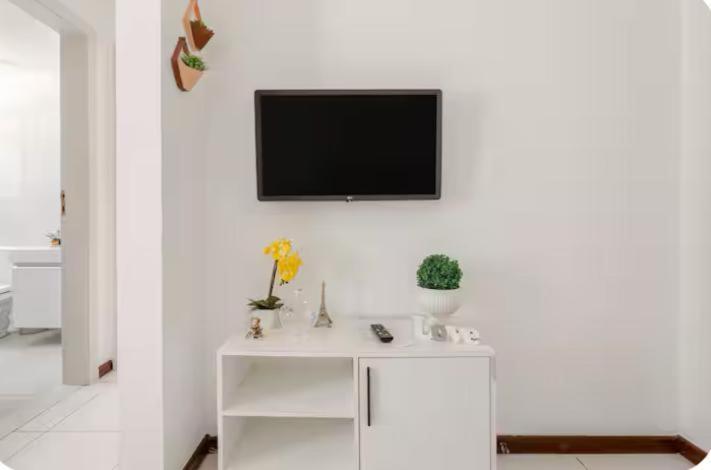 Sala Excelente Localizacao Rua Arborizada Paralela As Praias De Ondina E Barra Com Wifi E Garagem Propria Salvador