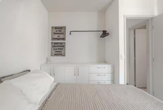 Apartamento Sala Excelente Localizacao Rua Arborizada Paralela As Praias De Ondina E Barra Com Wifi E Garagem Propria *