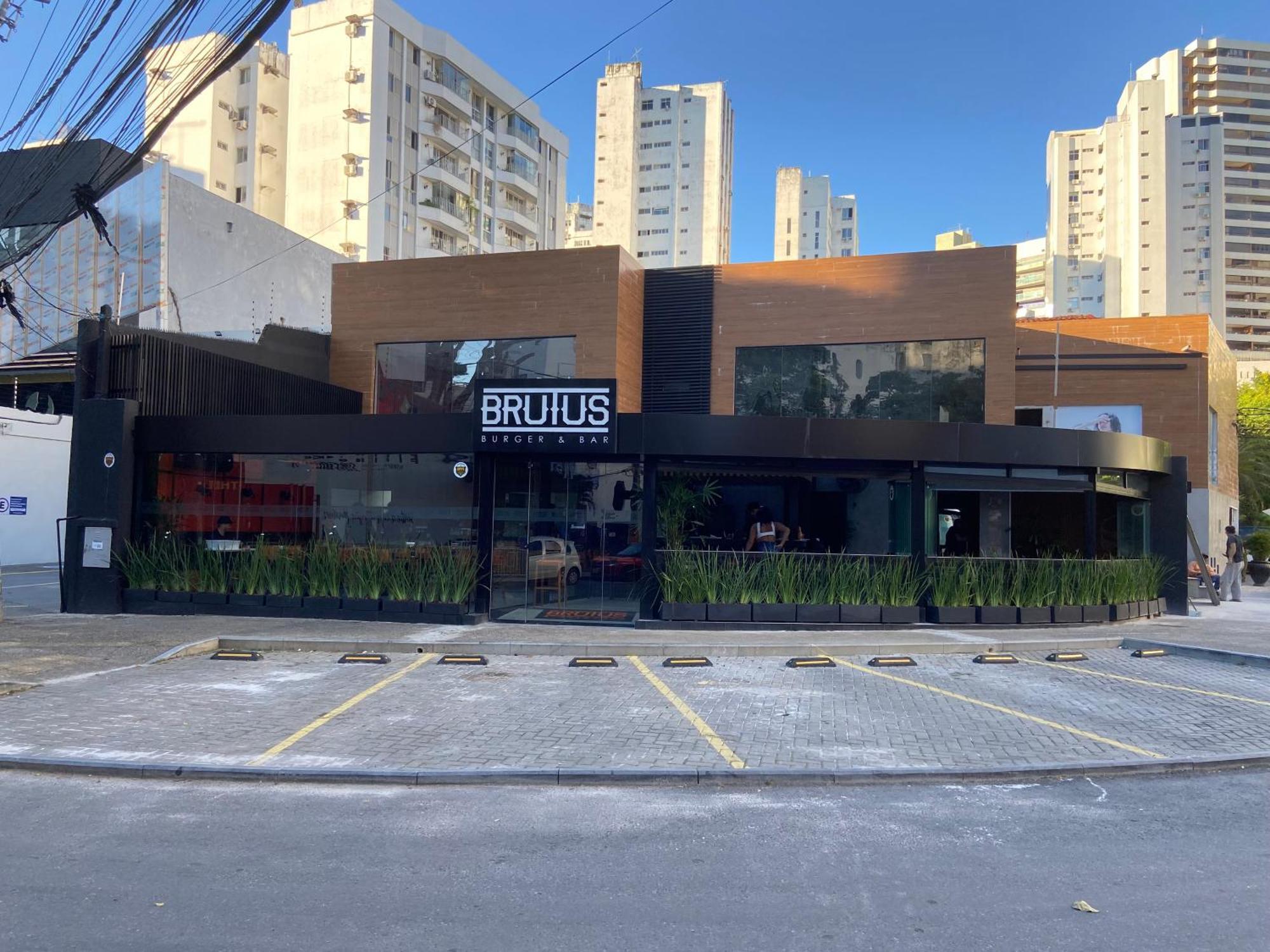 Sala Excelente Localizacao Rua Arborizada Paralela As Praias De Ondina E Barra Com Wifi E Garagem Propria Apartamento *